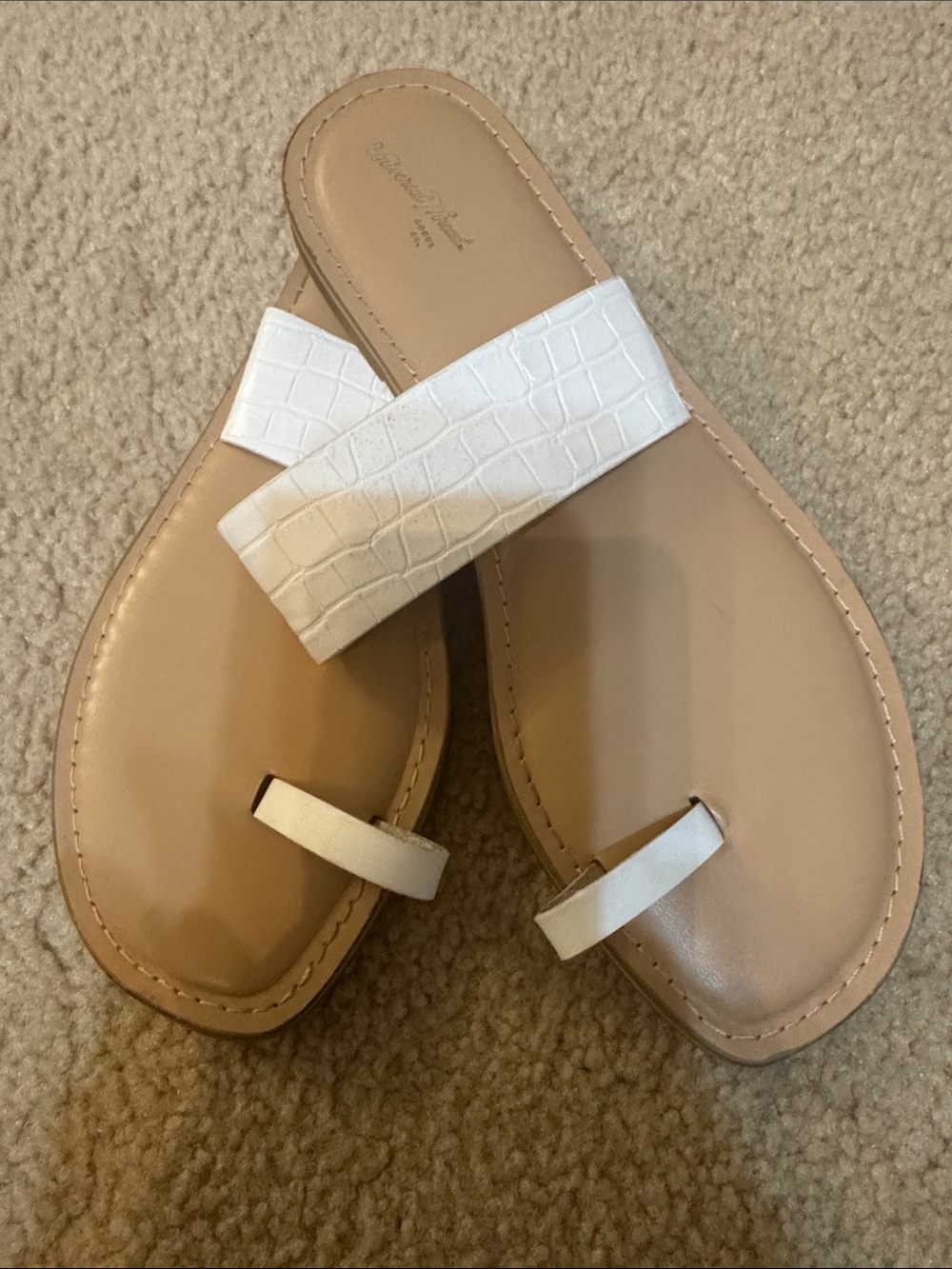 Universal Thread White Croc-Texture Toe-Ring Slide Sandals